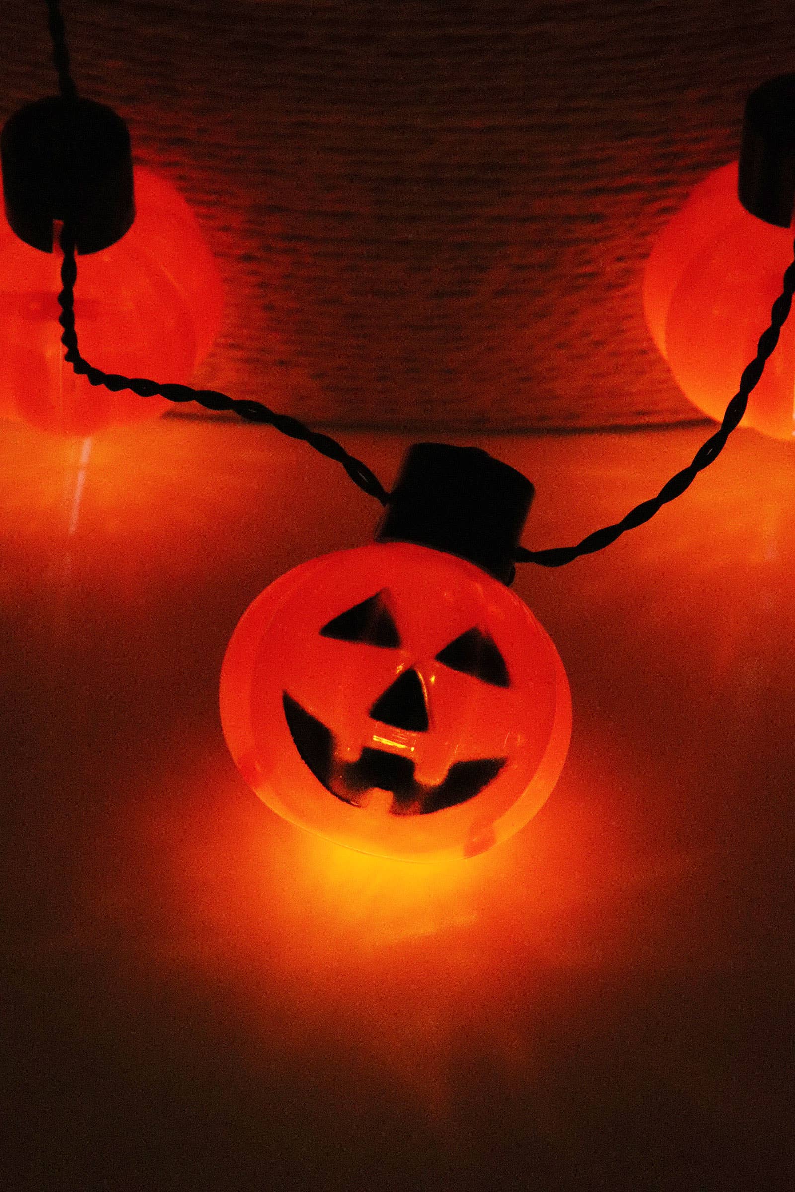 COME MOSTRATO Collana con lampadine a stringa a LED di Halloween in vendita all'ingrosso su Faire5
