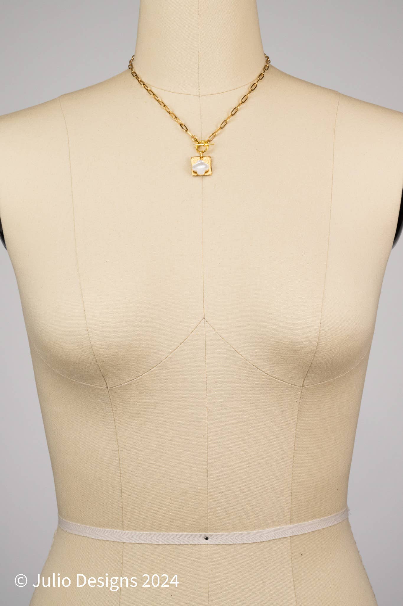 Julio Designs – wholesale Pendant/charm necklace – Vivify Front Toggle Layered Charm Necklace1