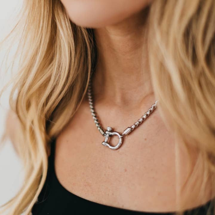 Pretty Simple - Wholesale Pendant/Charm Necklace - Lucky Me Horseshoe Toggle Necklace - WATERPROOF