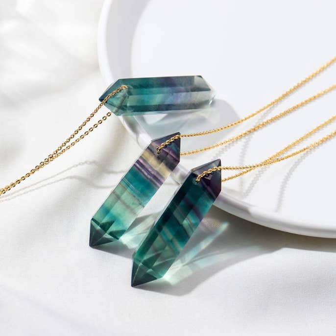 Moon Rituals – Großhandel Kette mit Anhänger/Charm – Halskette aus Fluorit in Regenbogenfarben — Embrace Clarity & Creativity2