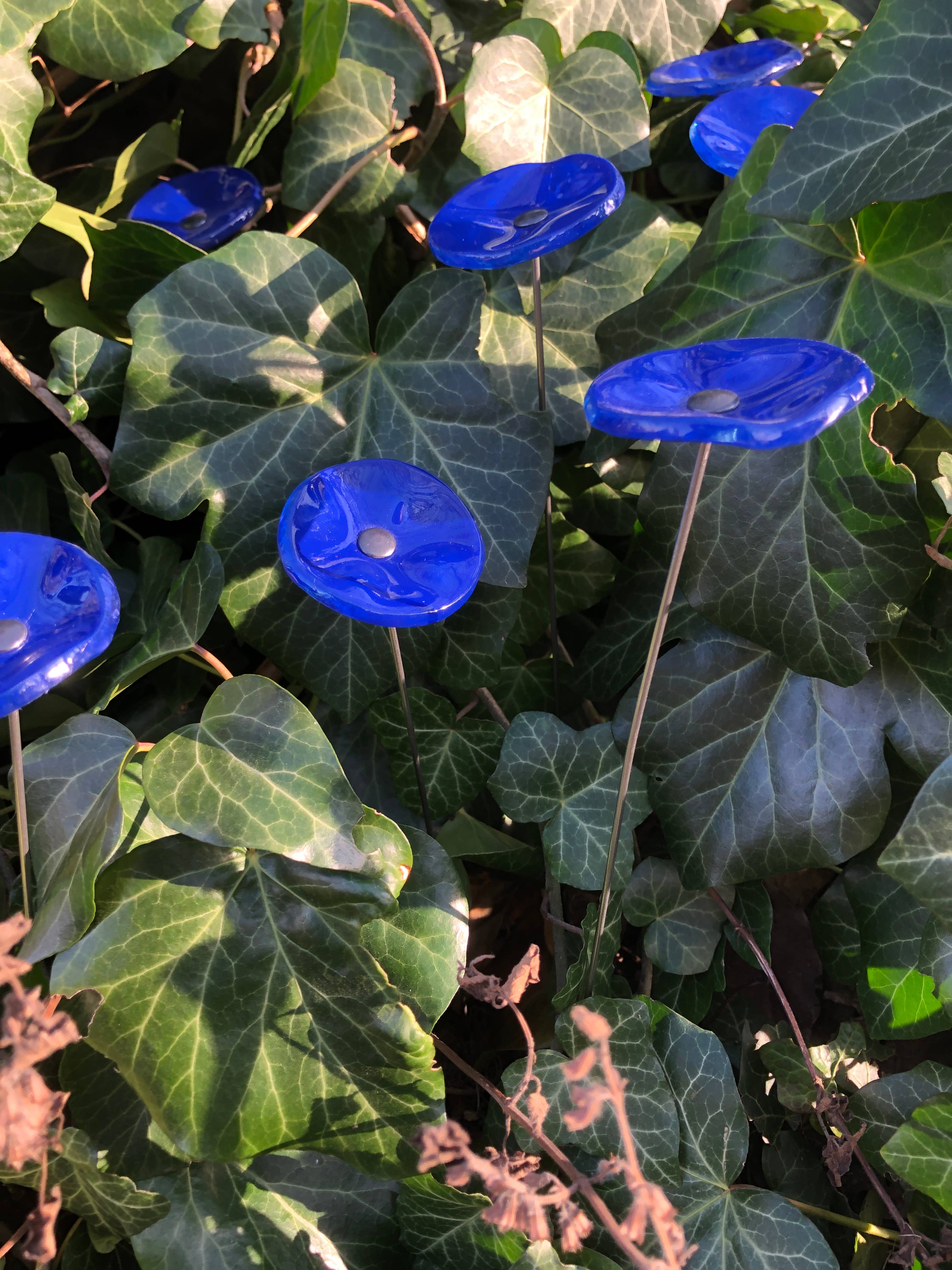 CARNEOL GLASS - Wholesale Garden/Lawn Stake - Small Glass Flower For Outside In L.Blue23