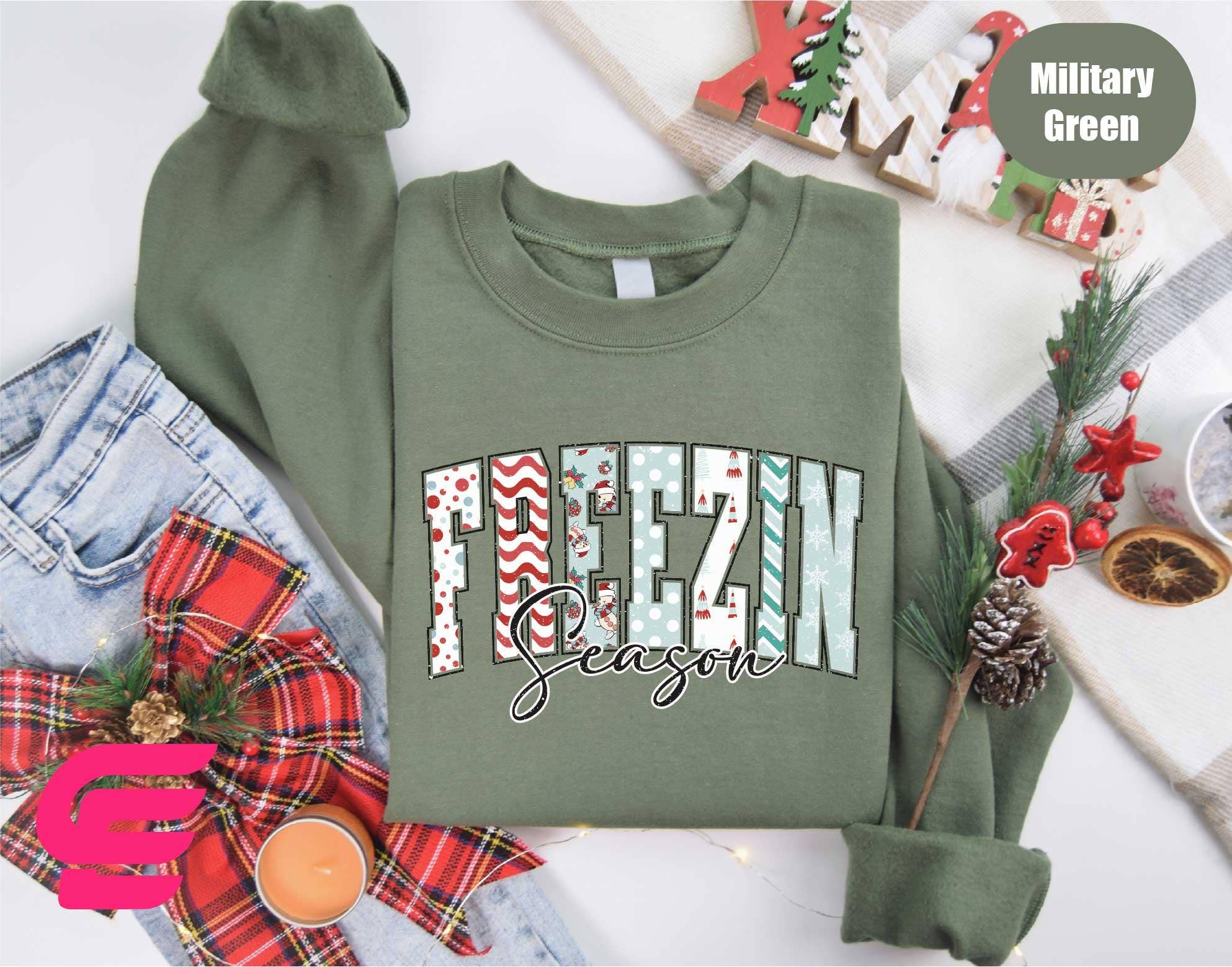 NVC Ecommerce LLC - Vente T-shirt à imprimés – femme - Chemise Freezin Season, Sweat-shirt d'hiver, Chemise Cozy Season0