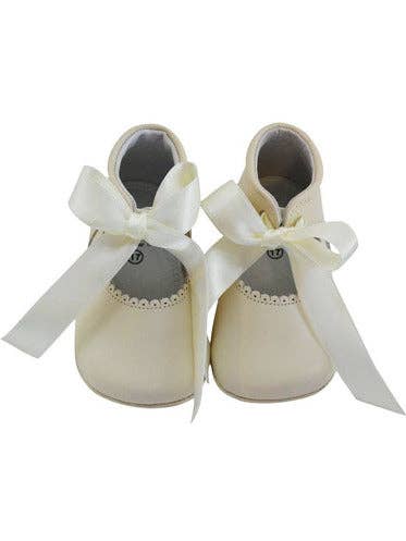 Chaussure en cuir de baptême pour bébé fille avec ruban de satin - Beige pour la vente par Julius Berger & Carriage Boutique