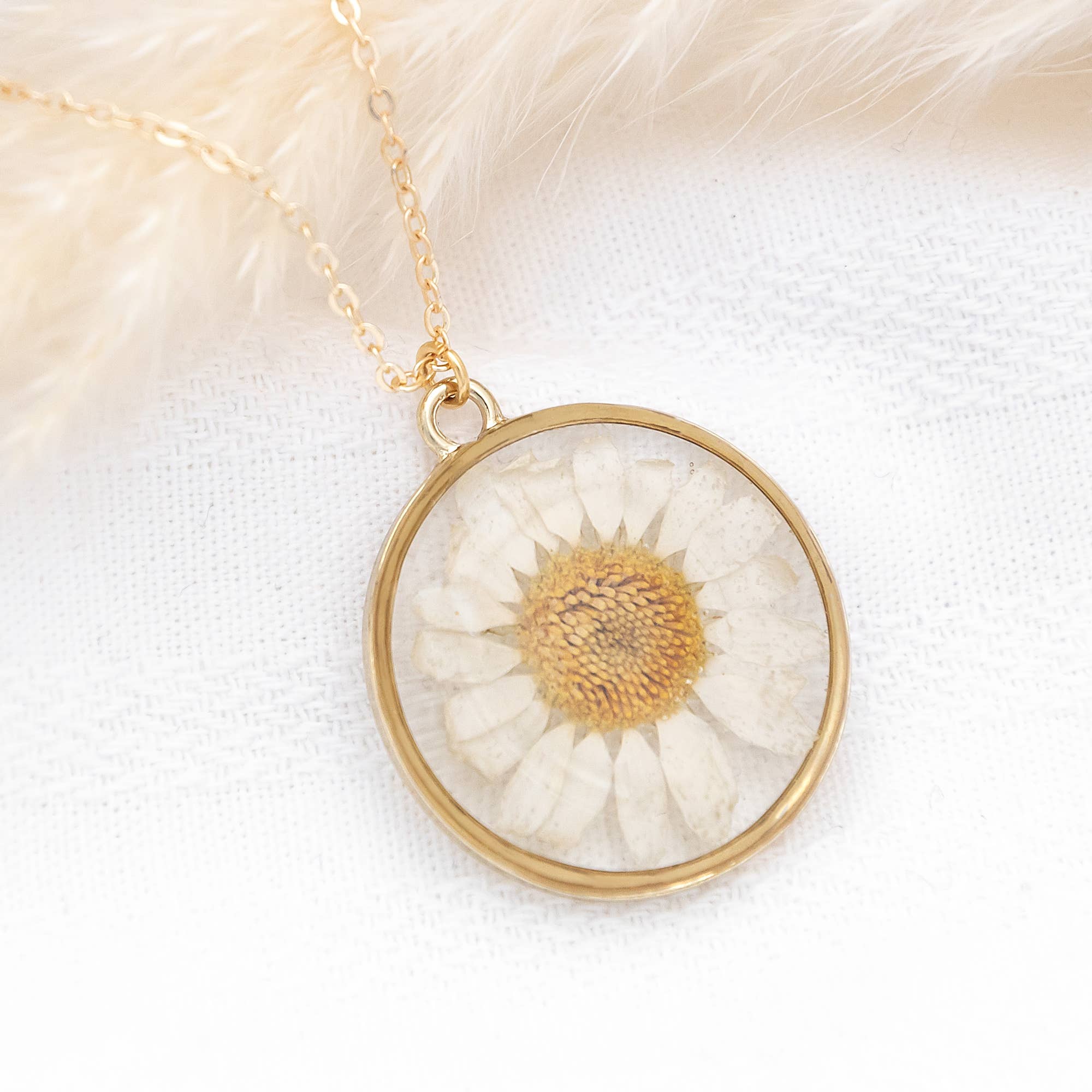 Allie and Posie – wholesale Pendant/charm necklace – DAISY necklace with real pressed marguerite daisies in resin0