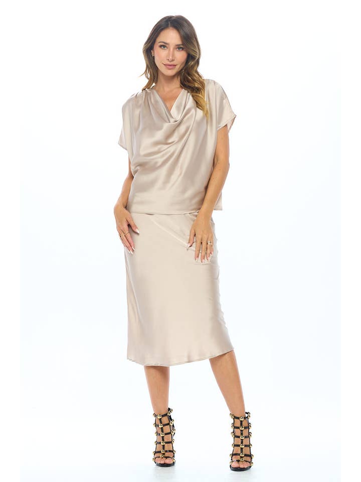 BEIGE Top a maniche corte con collo ad anello in raso made in USA in vendita all'ingrosso su Faire2