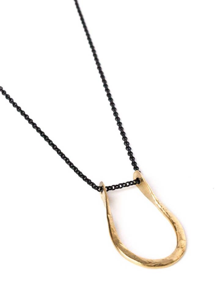 Collana a U pizzicata. per la vendita all'ingrosso da parte di Collarbone Jewelry