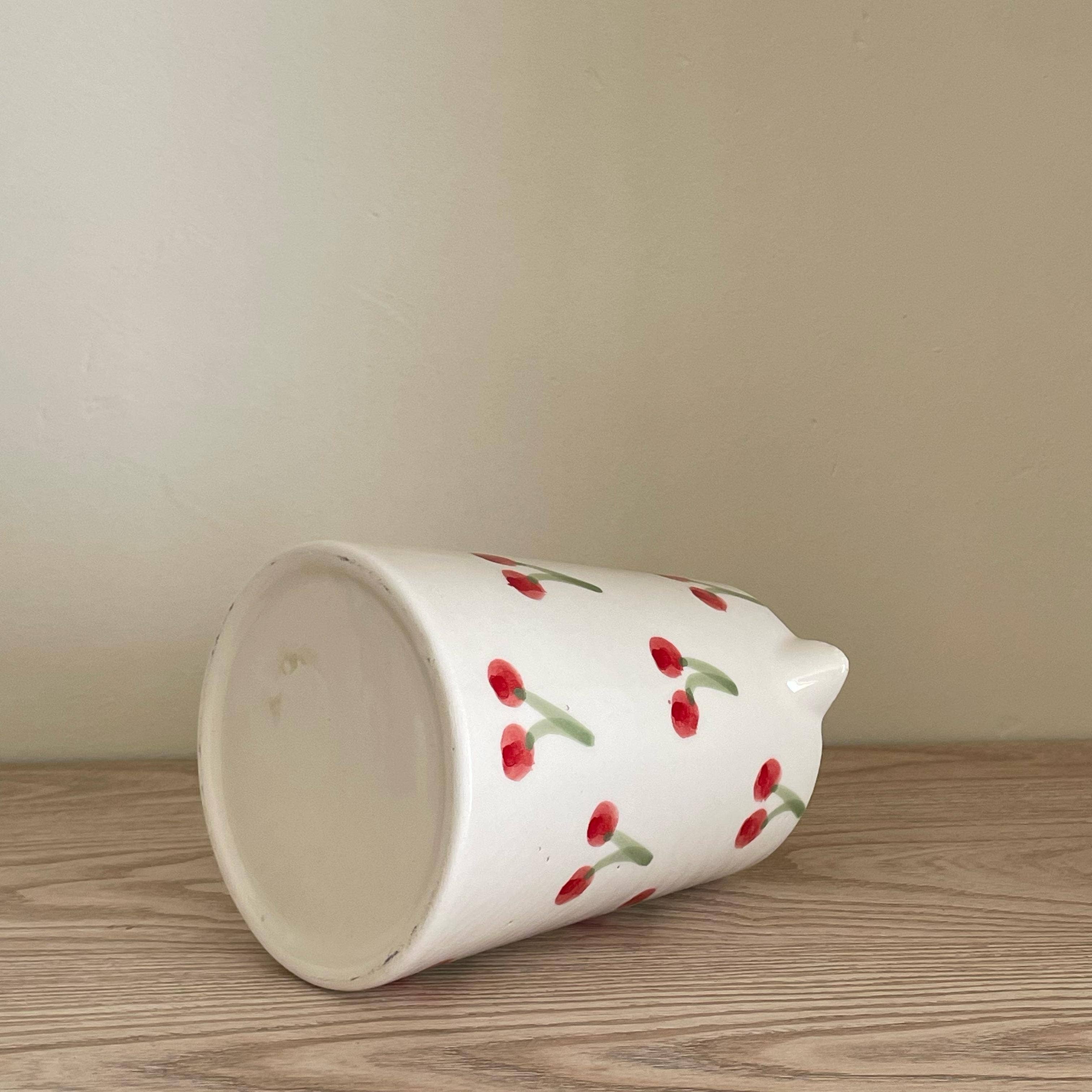 LeBazare – Großhandel Krug – Handbemalter Keramikkrug – Weiß mit Kirschmotiven (1 l)2