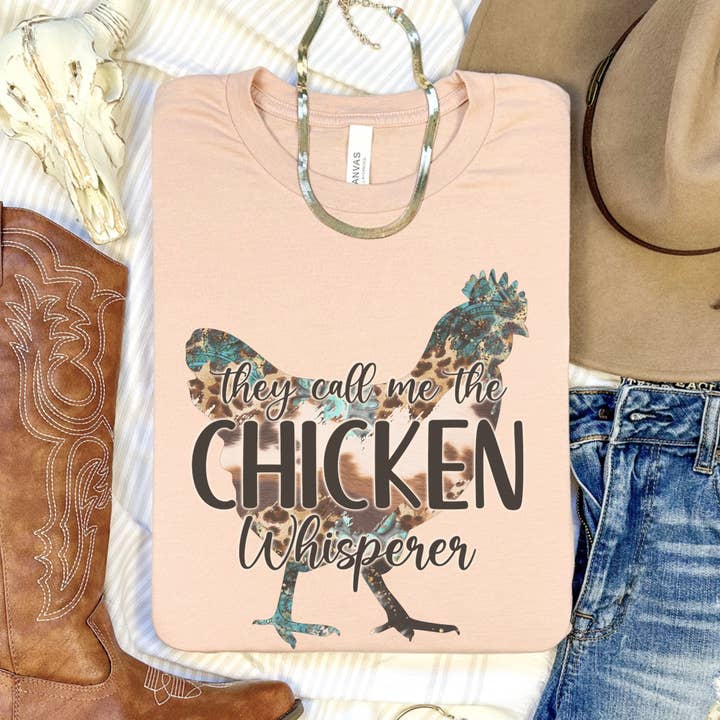 They Call Me the Chicken Whisperer grafisk T-shirt for engroshandel hos Trendznmore - Modern Graphic Apparel