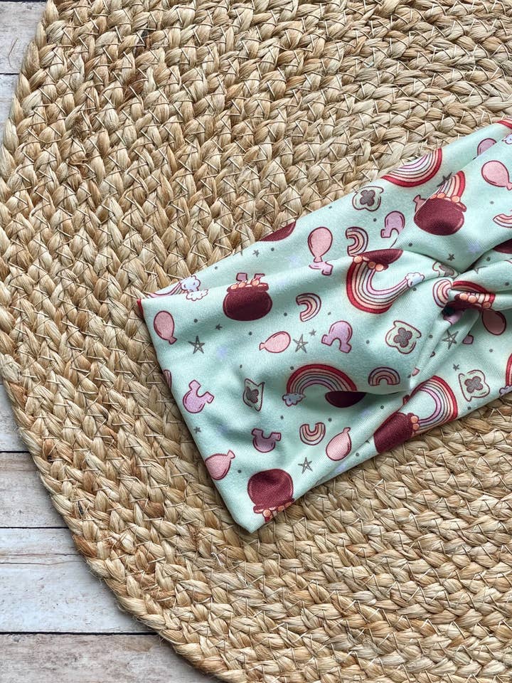 Lucky Charm Knit Twist Pannband för wholesale av Designs by Rachel Joy