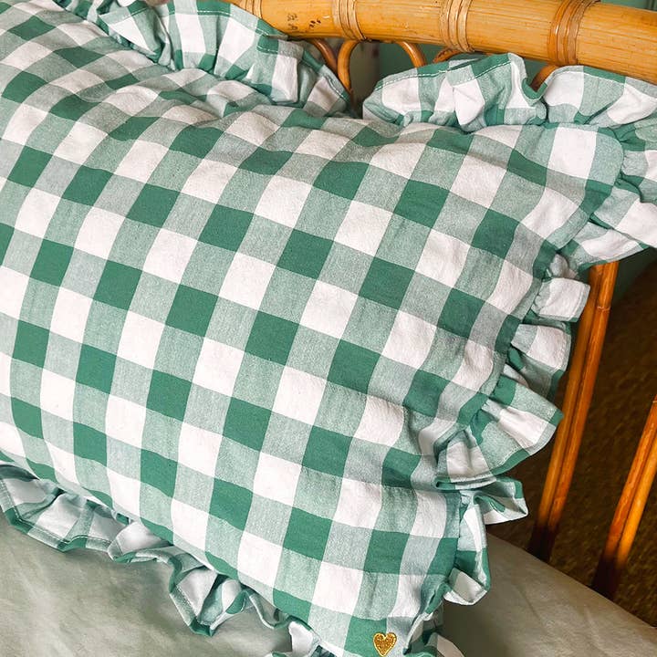 BARNABÉ AIME LE CAFÉ - Vente Coussin décoratif - Coussin rectangulaire en tissu vichy avec volant et broderie18