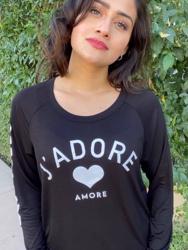 Jadore Amour L/s Tee con cuori bianchi sul braccio (nero) per la vendita all'ingrosso da parte di Bird & Vine