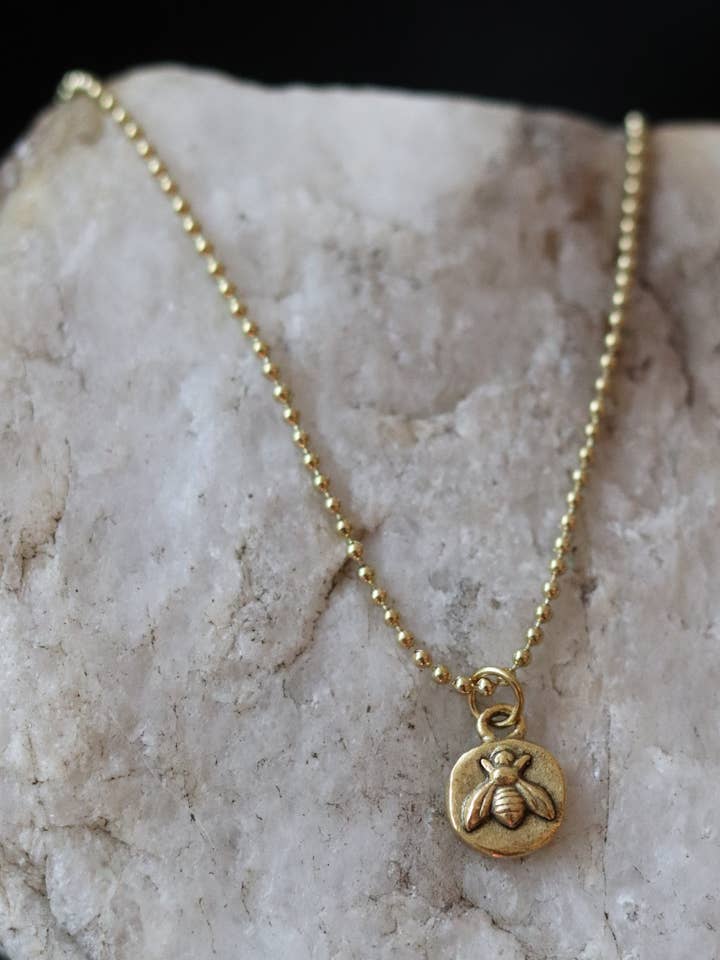 Förtjusande guldhalsband med biberlock för wholesale av Cedar and Cypress Designs