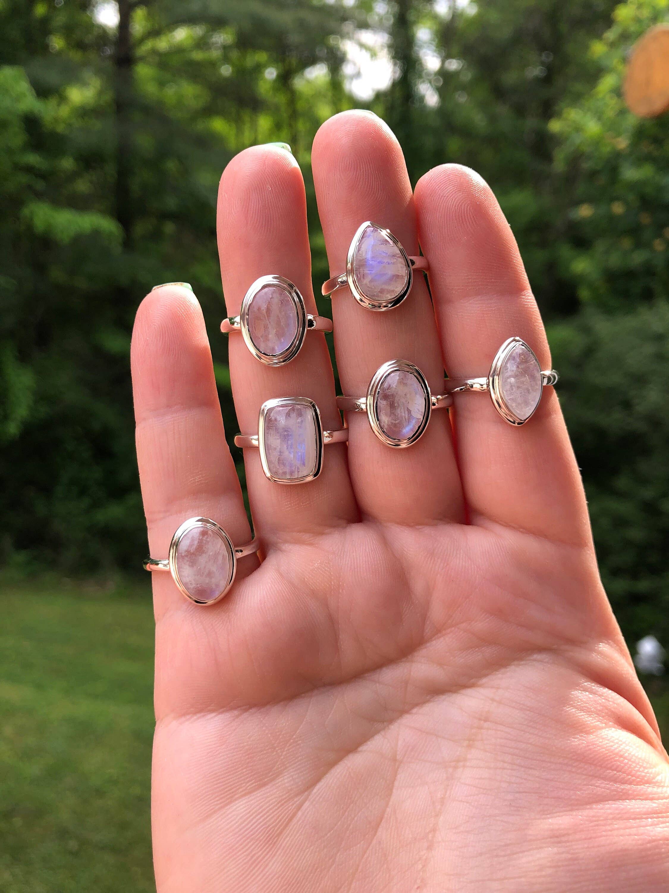 Farmhouse Moon - Vente Bague de cocktail/de cérémonie - Bague tendance en argent sterling arc-en-ciel Moonstone faite à la main8