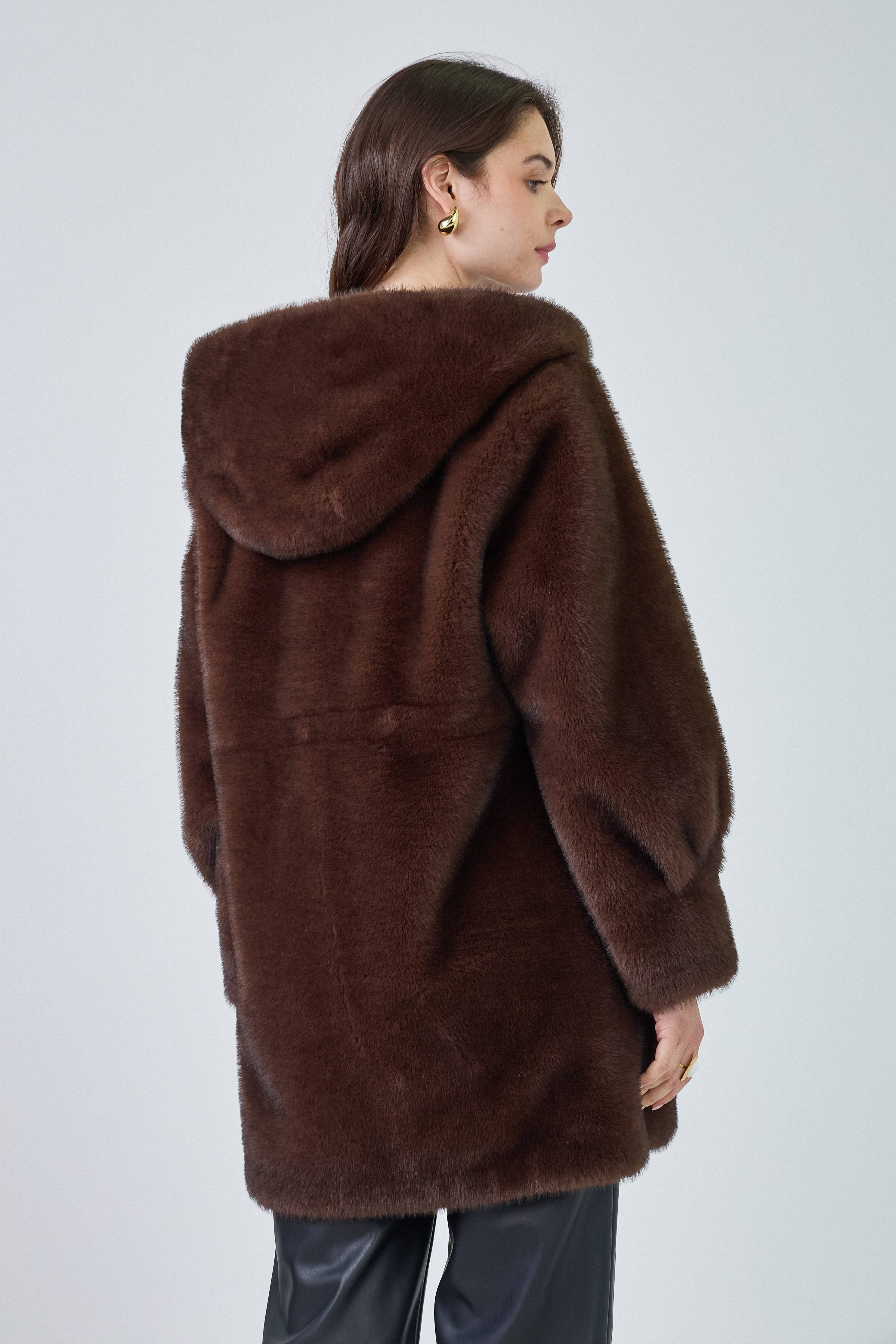 Giovanni Paris – wholesale Päls/fuskpäls - Dam – Lisa's kappa i midjelång fuskpäls med huva och dragsko i midjan21