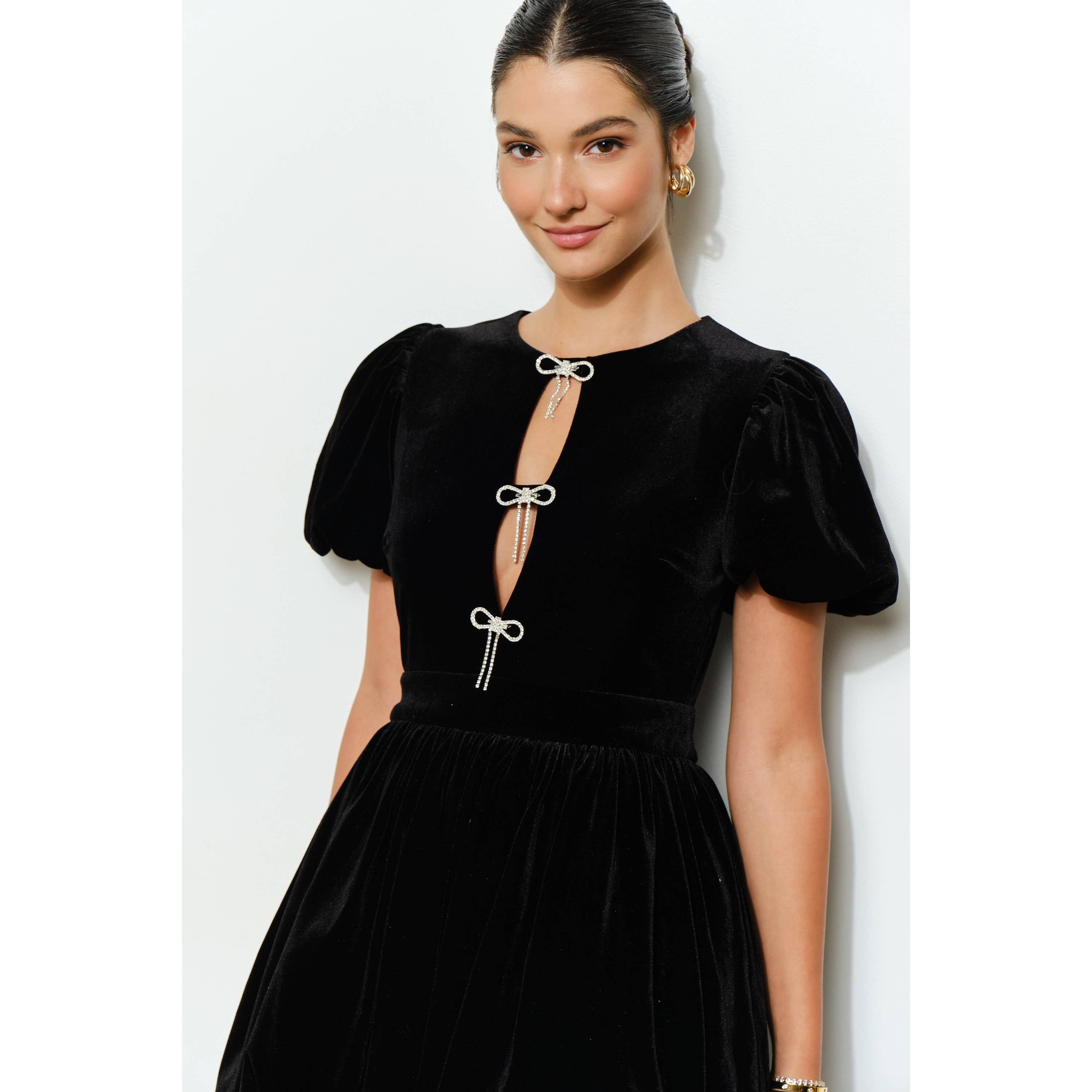 INA – Engroshandel Kjole - Dame – Velvet minikjole med pufærmer, sløjfe og boblekant19