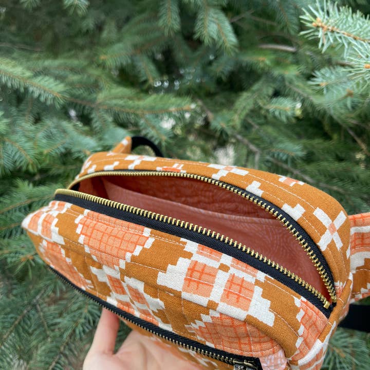 The Blanket Statement – wholesale Sömnadskit – Mönster för modern crossbody-väska Emerson4