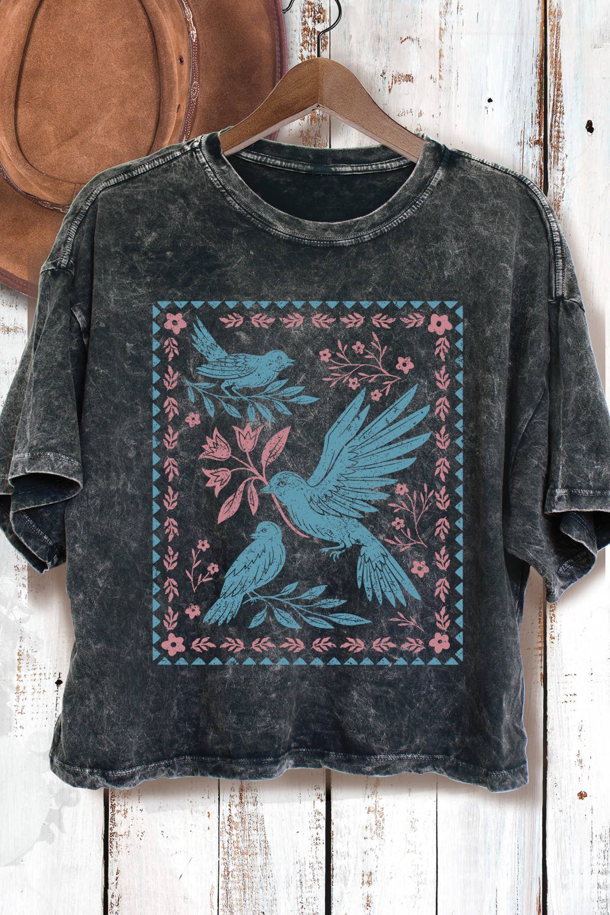 Amused by Blue – T-shirt estampada - Mulher por atacado – Top Curto com Estampa Gráfica de Pássaro para Mulheres em Lavagem Mineral2