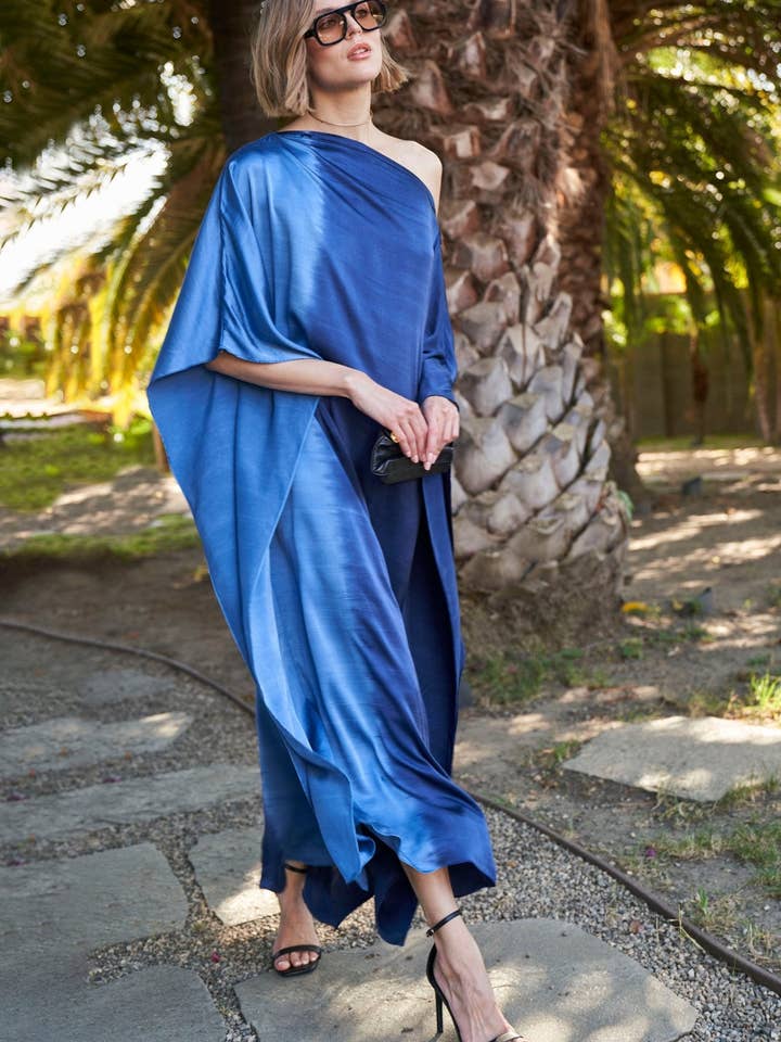 Caftan en soie à encolure bateau Ombre Pétrole et Marine pour la vente par ocean+main