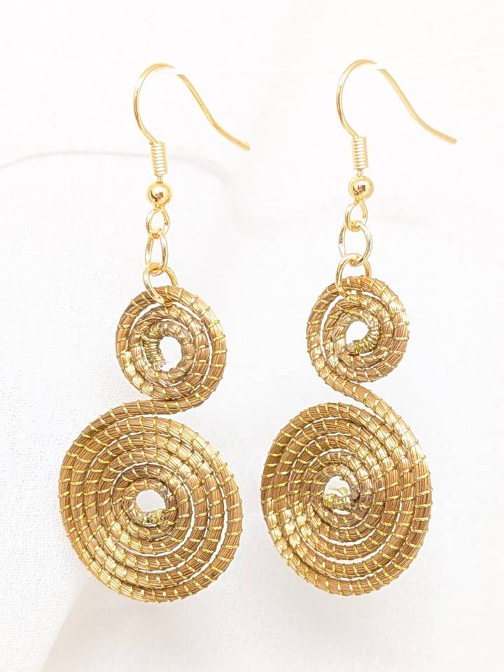 Vegetable gold earrings - IGUAZU - Biojoya Capim Dourado - Handmade natural sustainable jewel - Hooks - 3.5cmx2cm (LxW) - SLOWECO for wholesale by SLOWECO