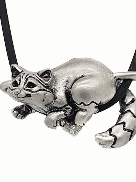 Tvättbjörn hänge i silverpläterad tenn för wholesale av The Sparkling Pebble