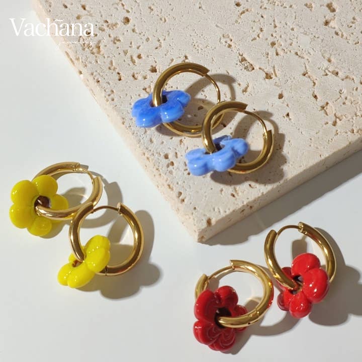 Créoles Lampwork Flower Huggie pour la vente par Vachana