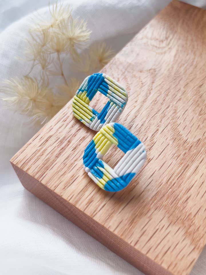 Col J ✦ Geel-blauwe terrazzo statement oorstekers voor wholesale door KLAEI DESIGN STUDIO