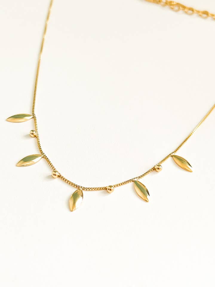 Tour de cou en forme de feuille et de perles pour la vente par We R Brand