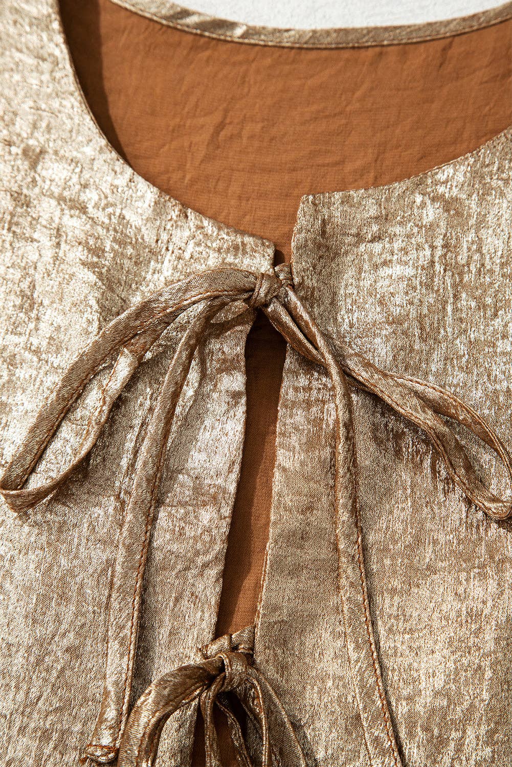 Goud Metallic Babydoll Blouse met Striksluiting aan de Voorzijde voor groothandel op Faire7