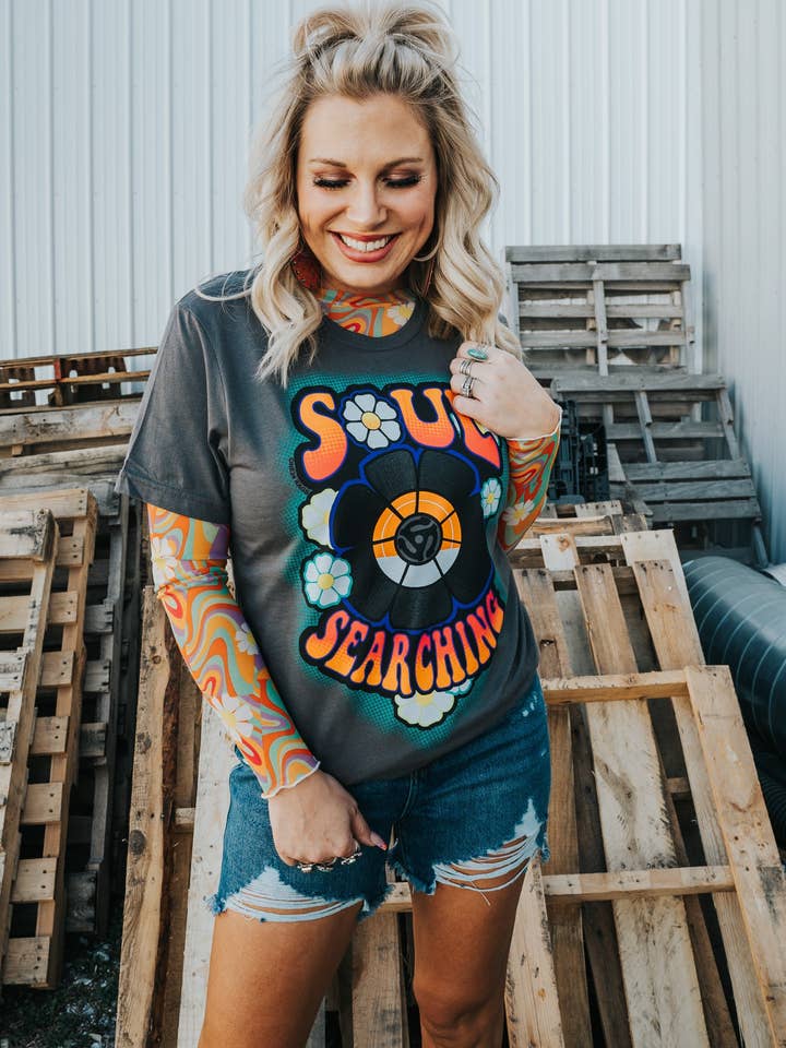 T-shirt Soul Searching pour la vente par One24 Rags