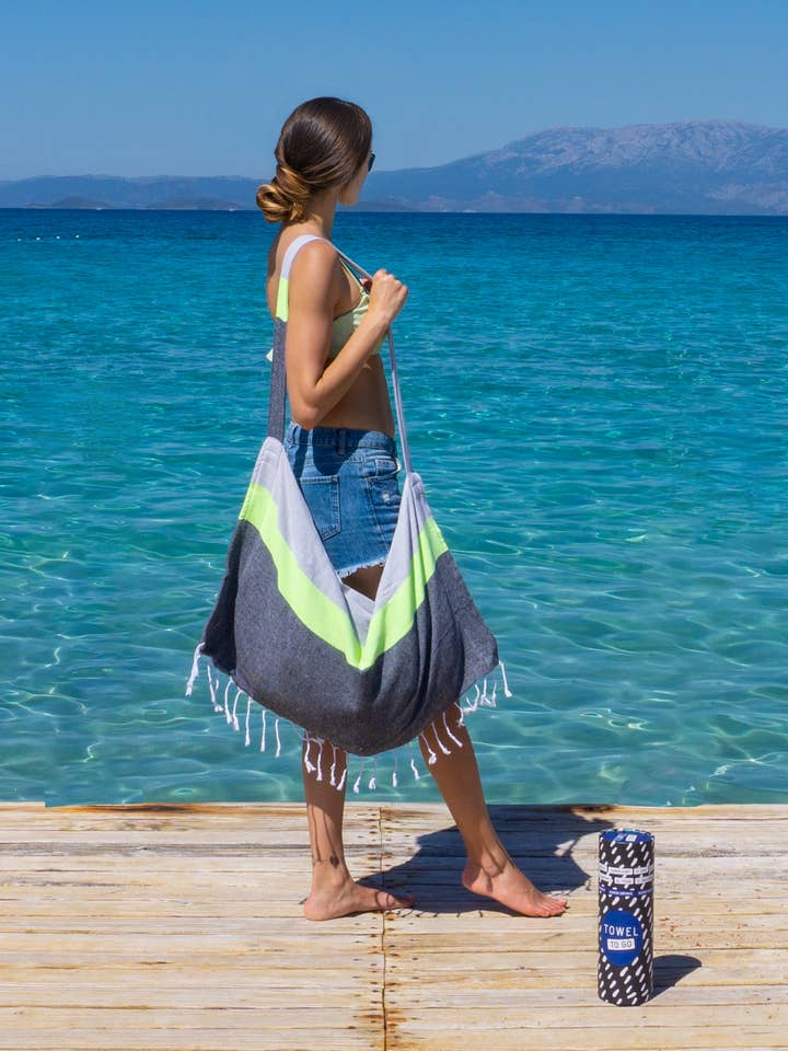 Toalha e saco de praia NEON “Two-in-One” | Cinza - Preto | Algodão Reciclado, com Caixa Presente Reciclada por atacado de Towel to Go