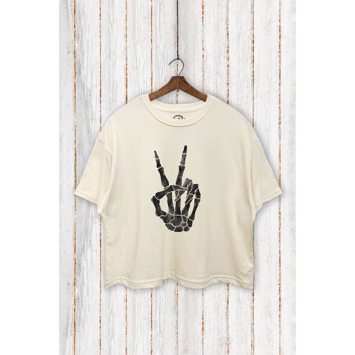 VINTAGE POINT USA - Vendita all'ingrosso Maglietta serigrafata - Donna - TC550-P5299 MAGLIETTA CORTA AMPIA CON STAMPA GRAFICA MANI A TESCHIO IN SEGNO DI PACE2