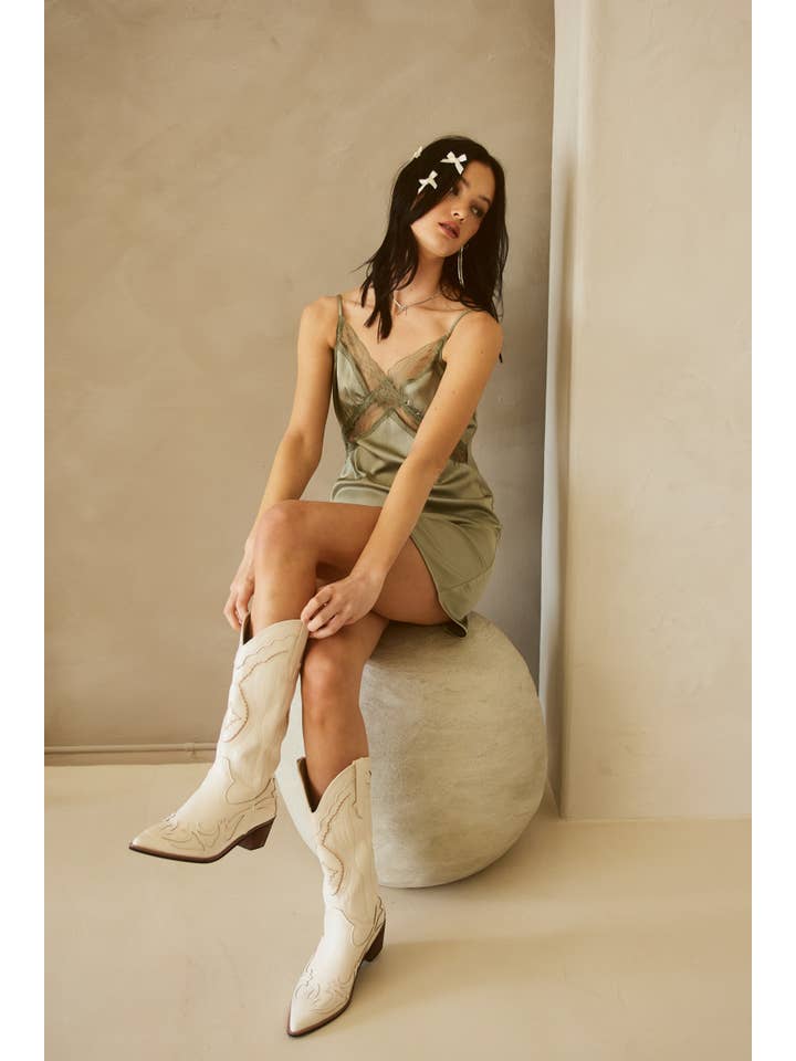 Mimosa - Vente Robe – femme - Robe nuisette mini en satin et dentelle à col en V avec bordure en dentelle transparente4