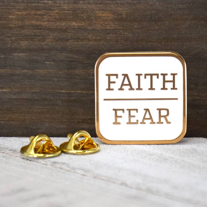 Épinglette en émail Faith over Fear pour la vente par Lifebeats Gifts