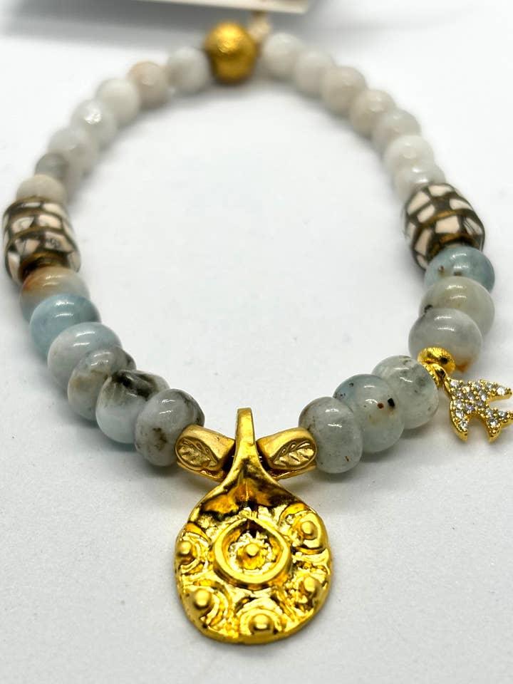 ALMA LINDA - PINGENTE DE ROMÃ DOURADO COM ÁGUA-MARINHA - PULSEIRA por atacado de Beautiful Soul Jewelry
