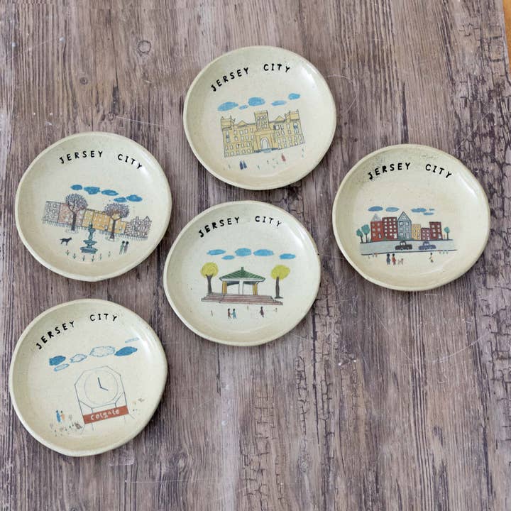 Piatto Souvenir Illustrato Fatto a Mano di Jersey City per la vendita all'ingrosso da parte di Tara Kothari