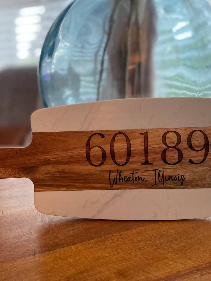 Código postal personalizado Mármore & Acacia Servir/Tábua Charcutaria por atacado de 1819 Madera Designs