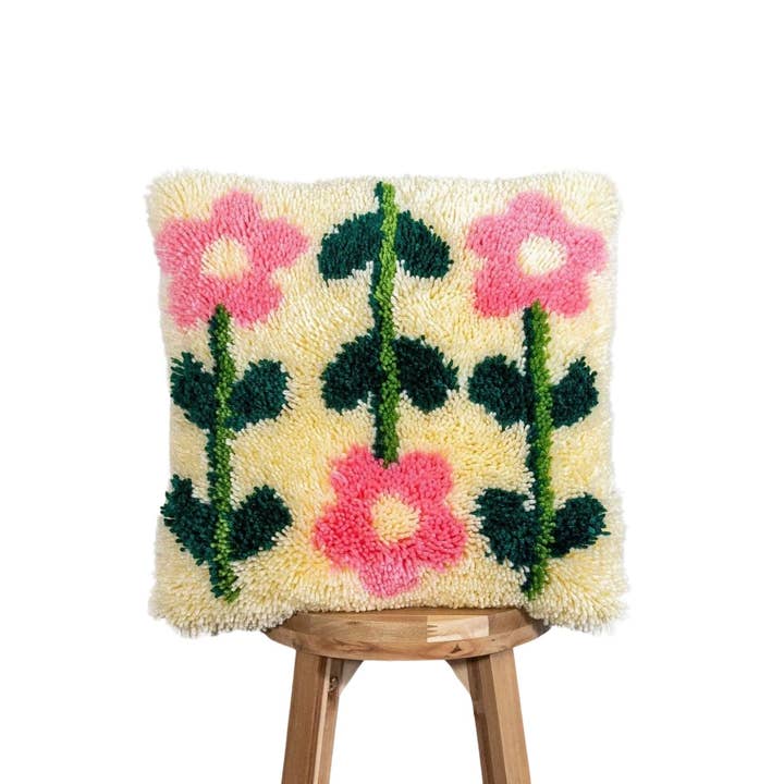 Craft Club - Wholesale Craft sewing kit - PASTEL PICK OF THE BUNCH - Latch Hook Cushion Kit12