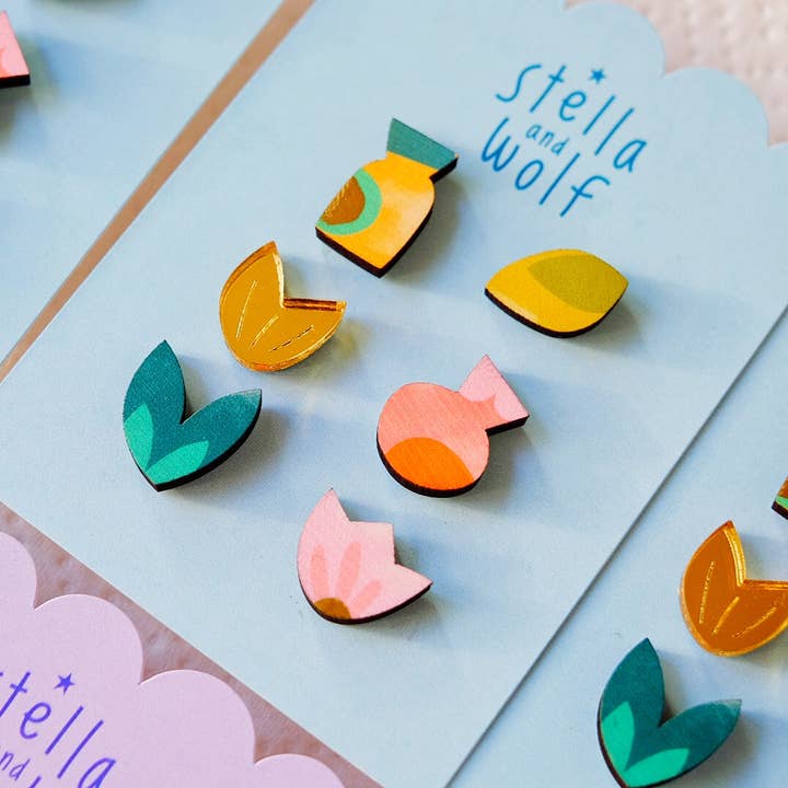 Zes bloemige niet-passende oorstekers voor wholesale door Stella and Wolf