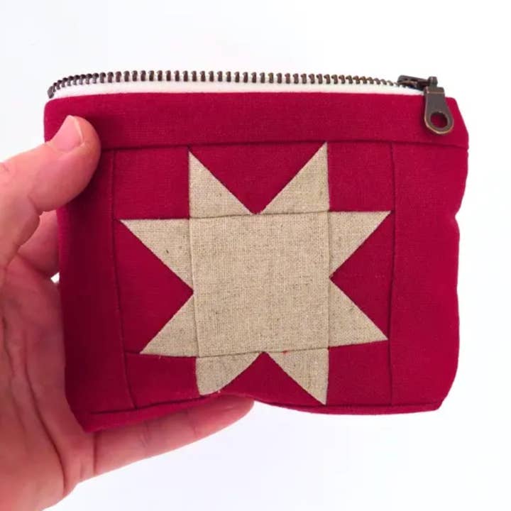 Pochette en lin matelassée à chevrons – Sac à fermeture éclair étoile rouge pour la vente par PaperFromHeaven