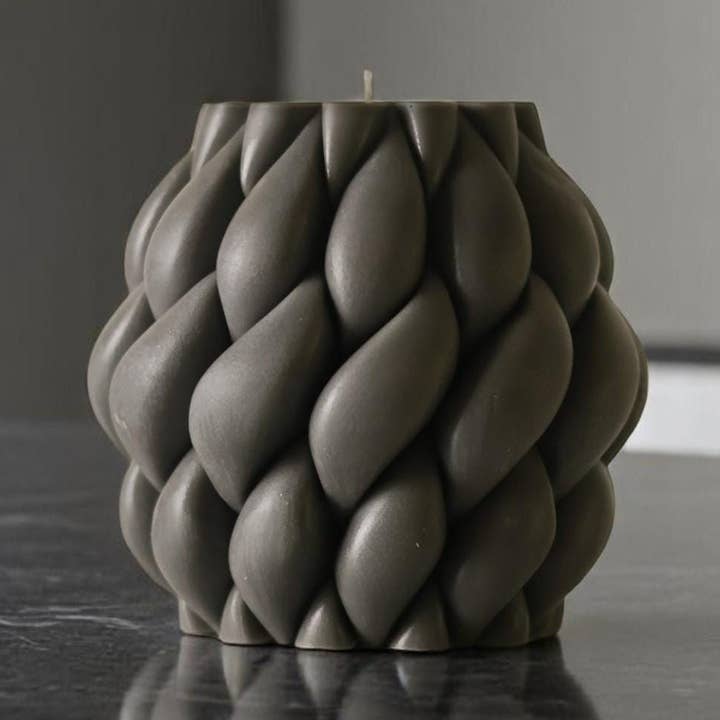 Grande Bougie Tourbillonnante Géométrique en Spirale pour la vente par Agaboo Candle