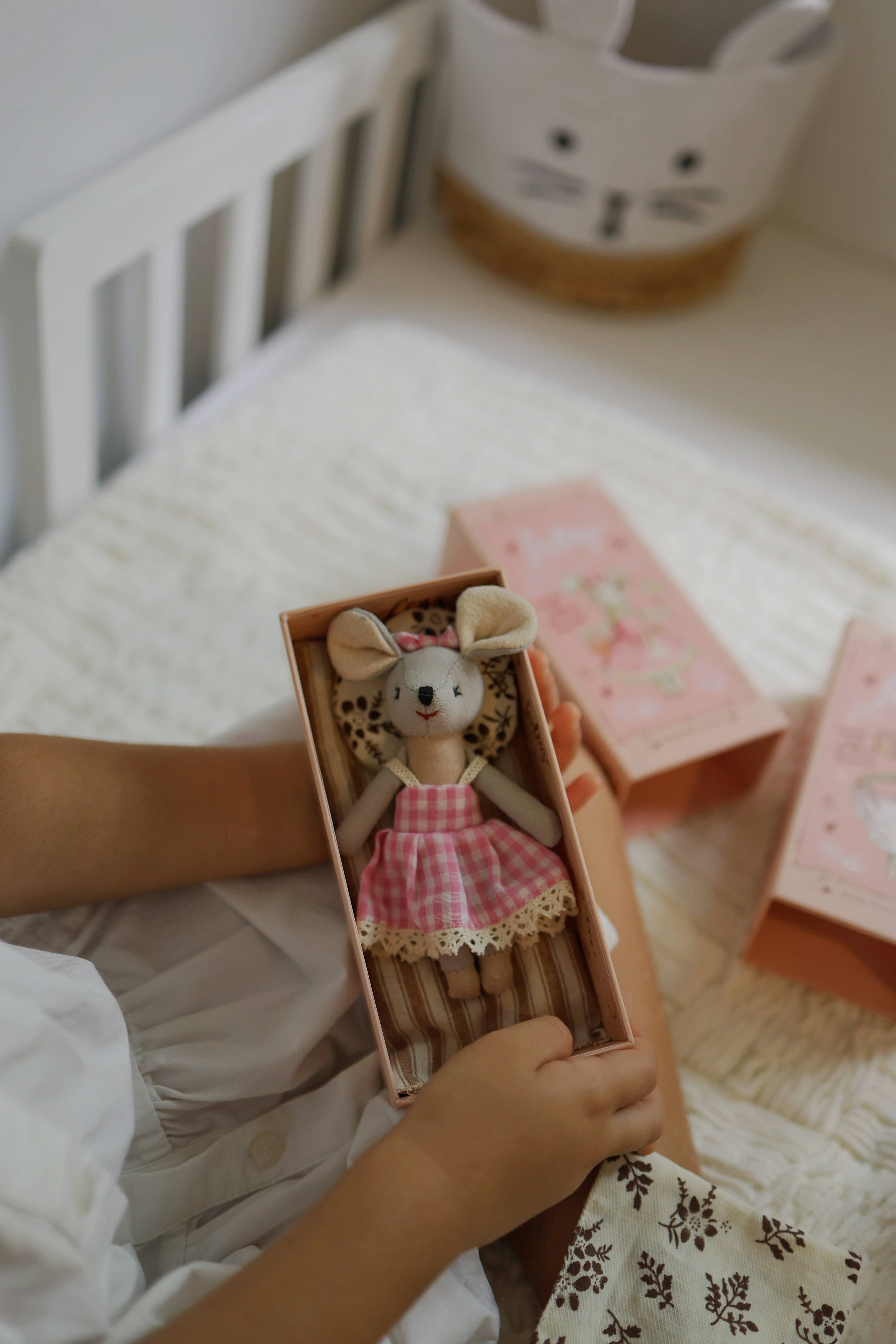 LEVLOVS - Wholesale Pop - Kinderen - Levlovs Muis Lulu in een Doos met het Beddengoed Zomergeschenk1