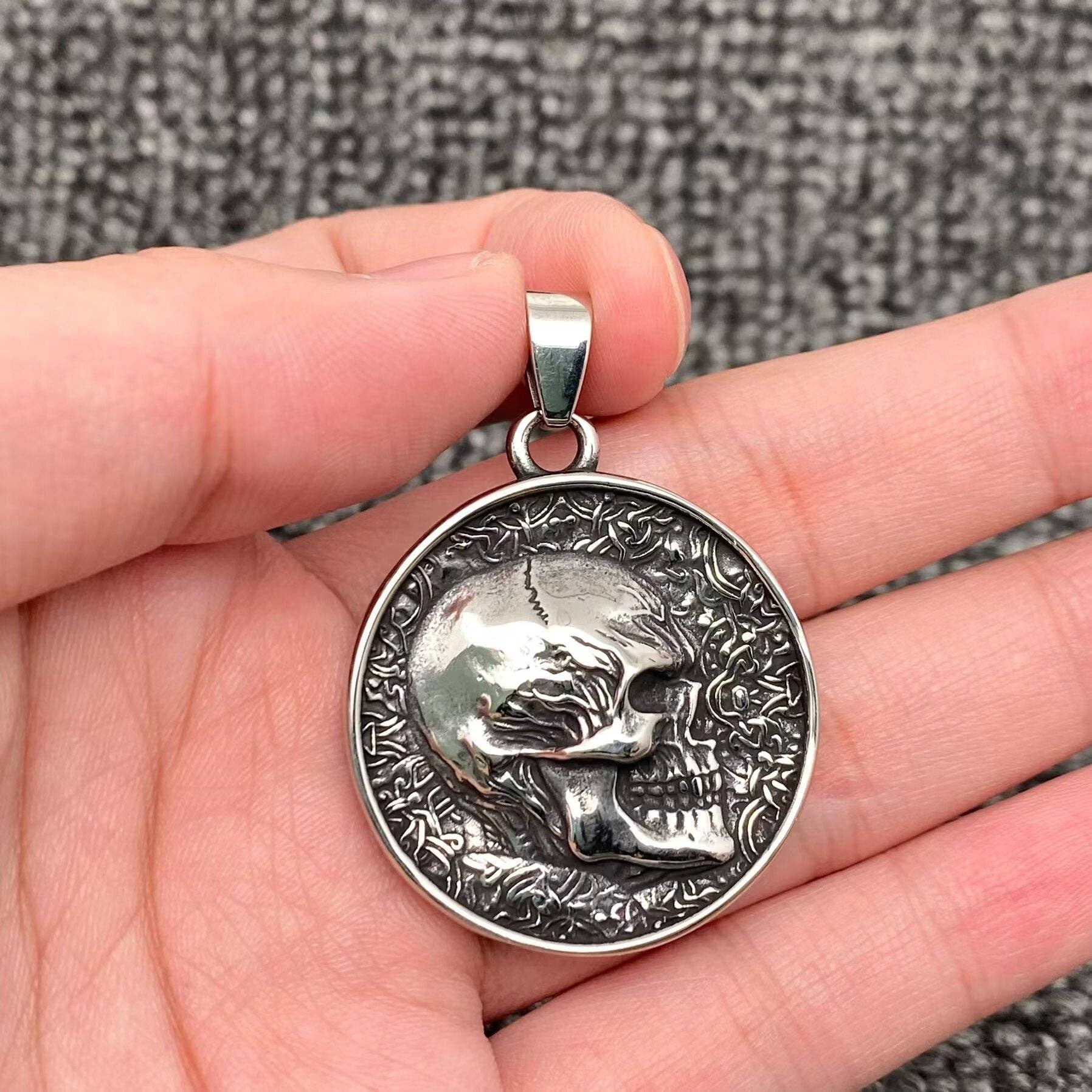 Mio Queena - Vendita all'ingrosso Attrezzature per lavoretti e fai da te - Ciondolo in acciaio inossidabile con teschio intagliato su entrambi i lati - MJ/MNP