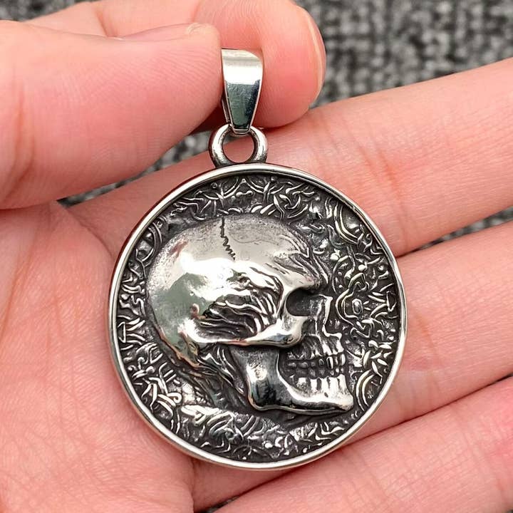 Mio Queena - Vendita all'ingrosso Attrezzature per lavoretti e fai da te - Ciondolo in acciaio inossidabile con teschio intagliato su entrambi i lati - MJ/MNP0