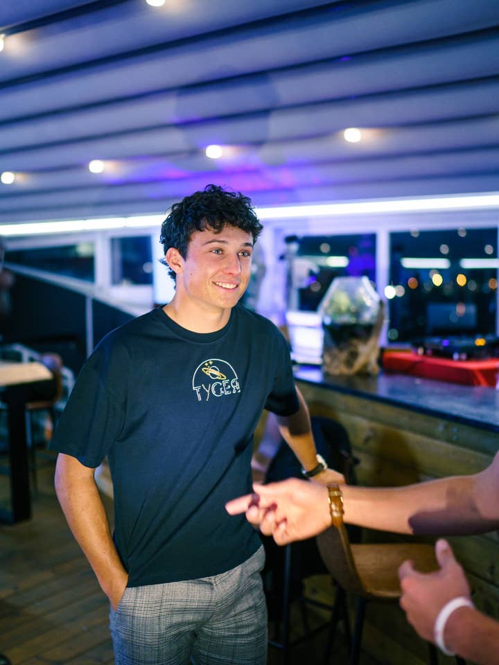 1977 sort T-shirt « planet » limited edition DROP: Univers for engroshandel hos Tyger