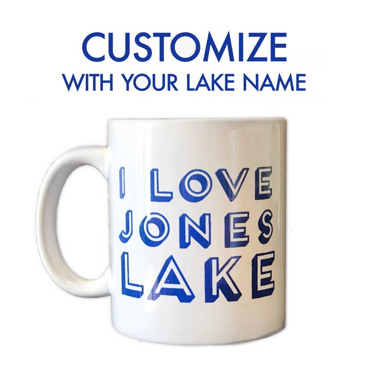 Tasse personnalisable pour lac, baie, rivière, plage, montagne, bleu marine pour la vente par Mugs by Go Jump in the Lake