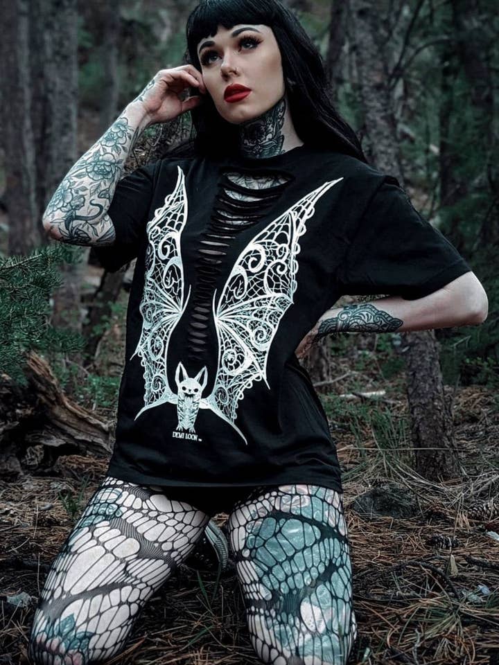 Demi Loon – Großhandel T-Shirt mit Siebdruck – Damen – Vampir-Spitzenflügel Herren-T-Shirt im Boyfriend-Schnitt – mit oder ohne Einschnitte1