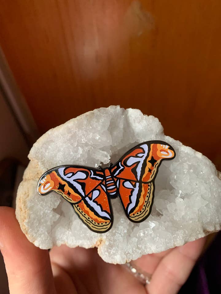 Atlas Moth Emalj Pin för wholesale av Pocket Bean
