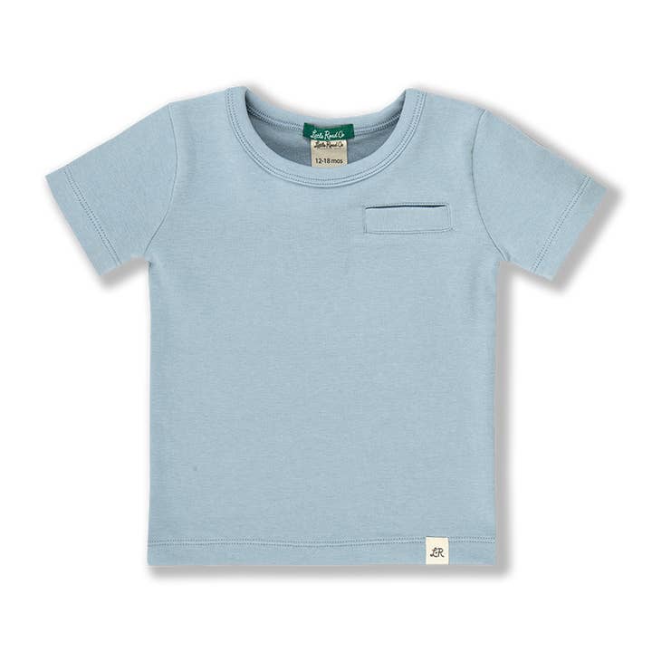 Sky Blå Kortærmet Welt Lomme Tee for engroshandel hos Little Road Co.
