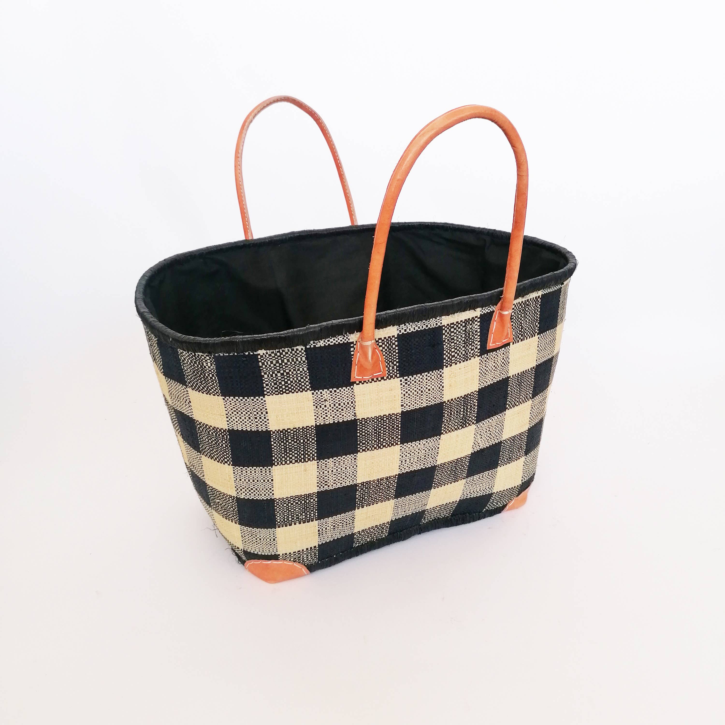 Le comptoir de la plage – wholesale Strandväska – Handgjord Rabane ”Beloha” rutigt mönsterkorg med påse1