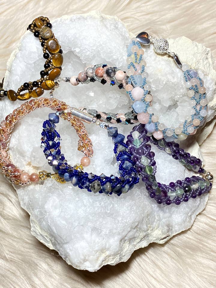 Pulseras de cristal con infusión de reiki, cosidas a mano para venta al por mayor de Above Tha Clouds